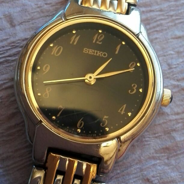 Seiko V701-2C10 Analog Quartz Women