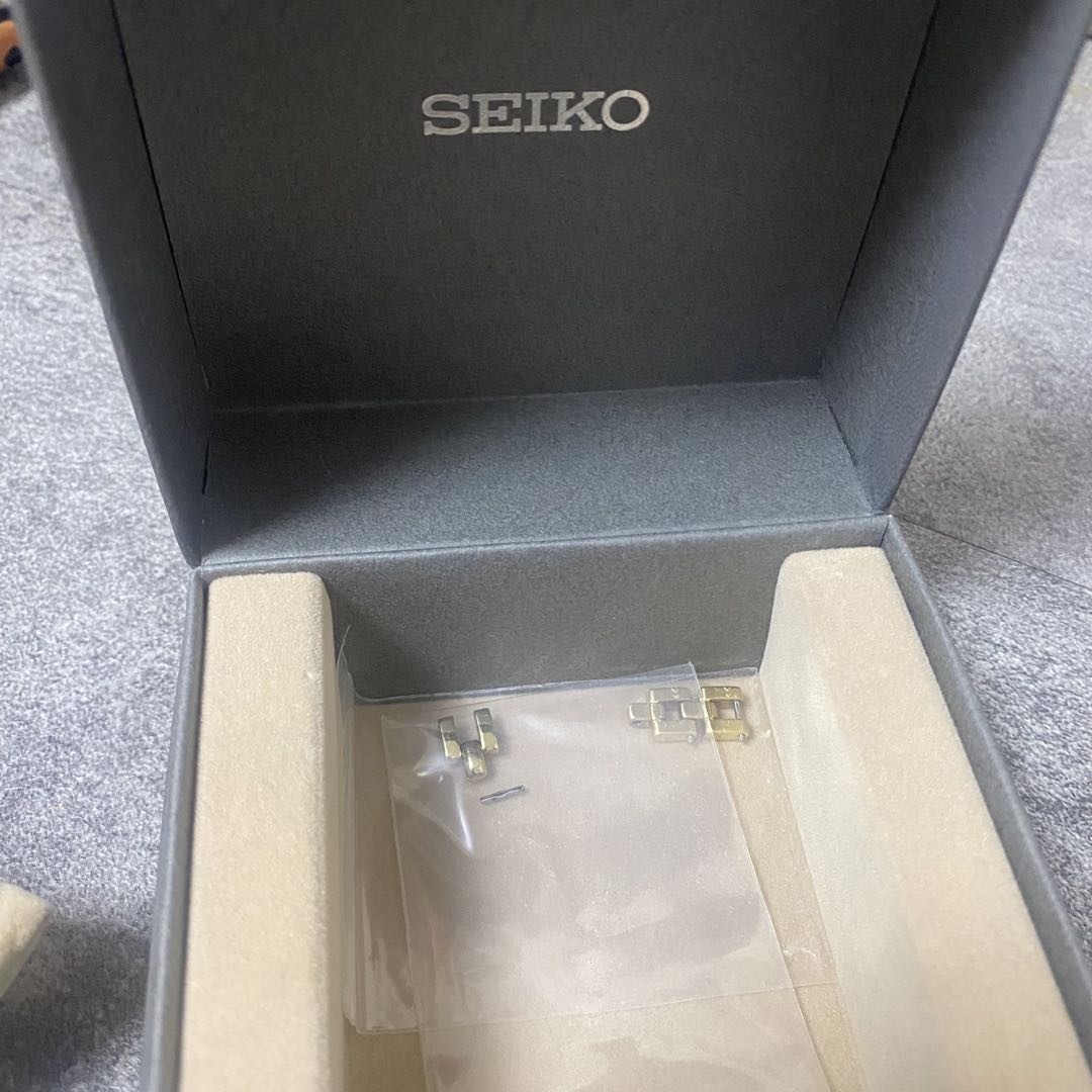 Seiko V111-0AG0 Analog Quartz Women