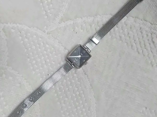 HEEL Analog Quartz Women