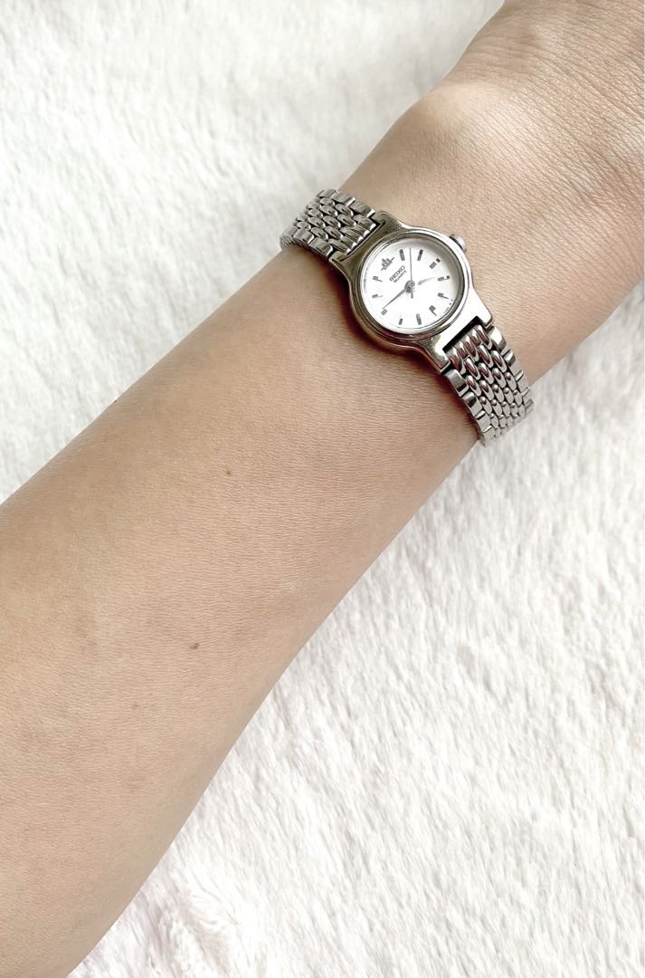 Seiko V401-0510 Analog Quartz Women