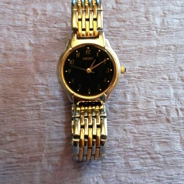 Seiko V701-2C10 Analog Quartz Women