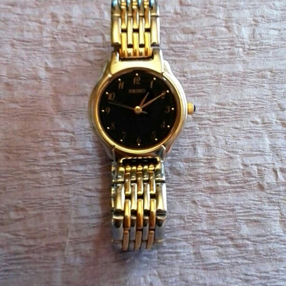 Seiko V701-2C10 Analog Quartz Women