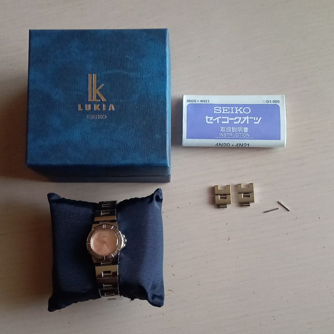 Seiko lk/lukia Analog Quartz Women