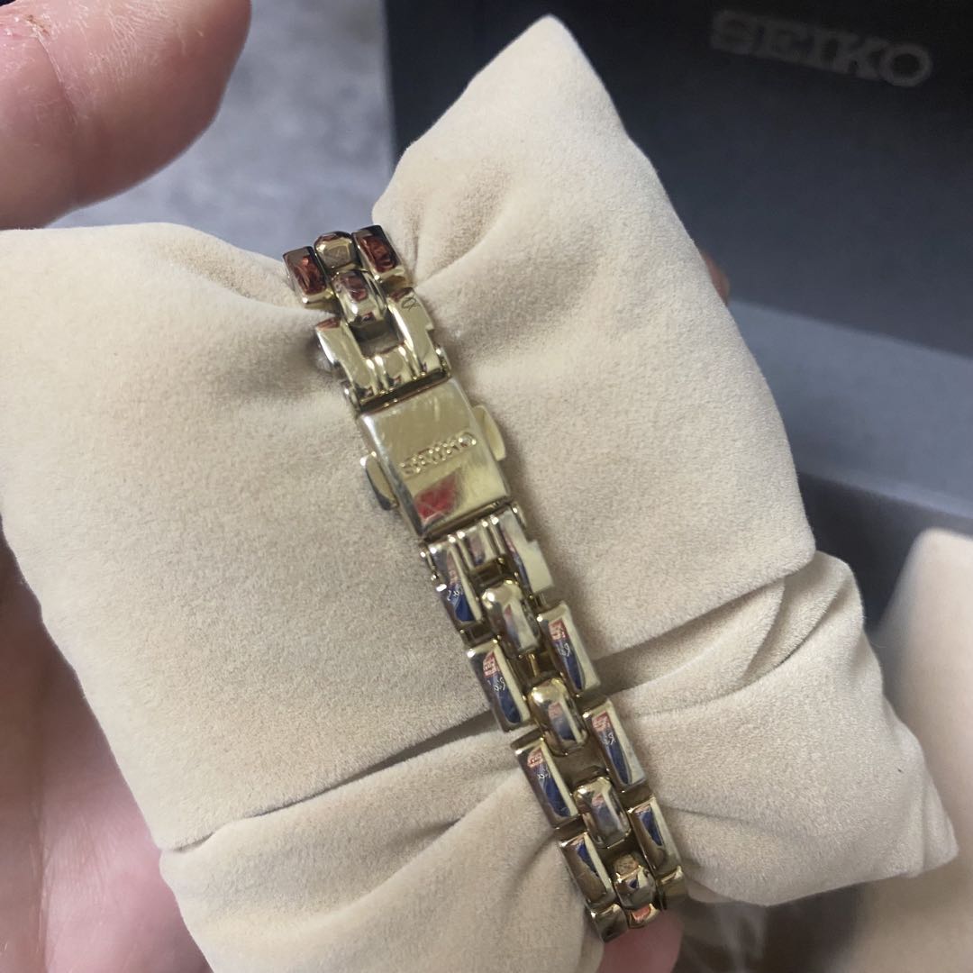 Seiko V111-0AG0 Analog Quartz Women