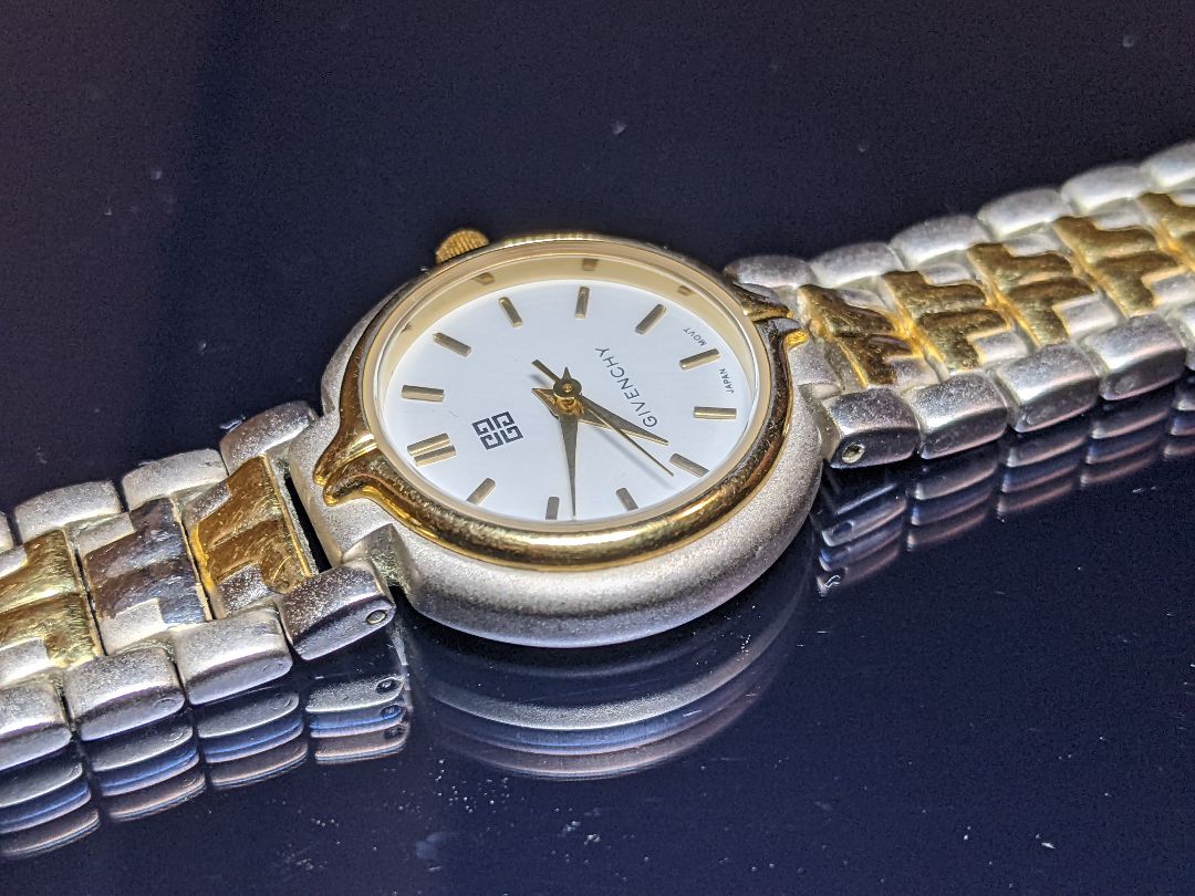 Givenchy Analog Quartz Women