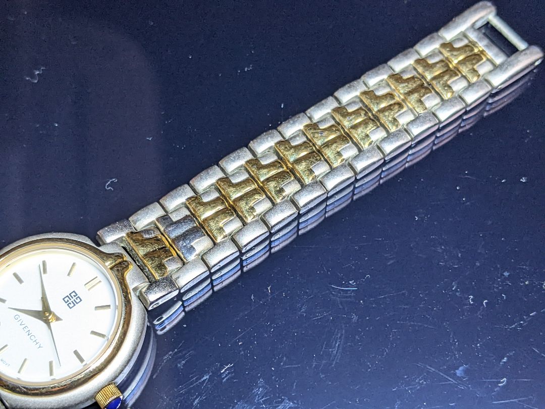 Givenchy Analog Quartz Women
