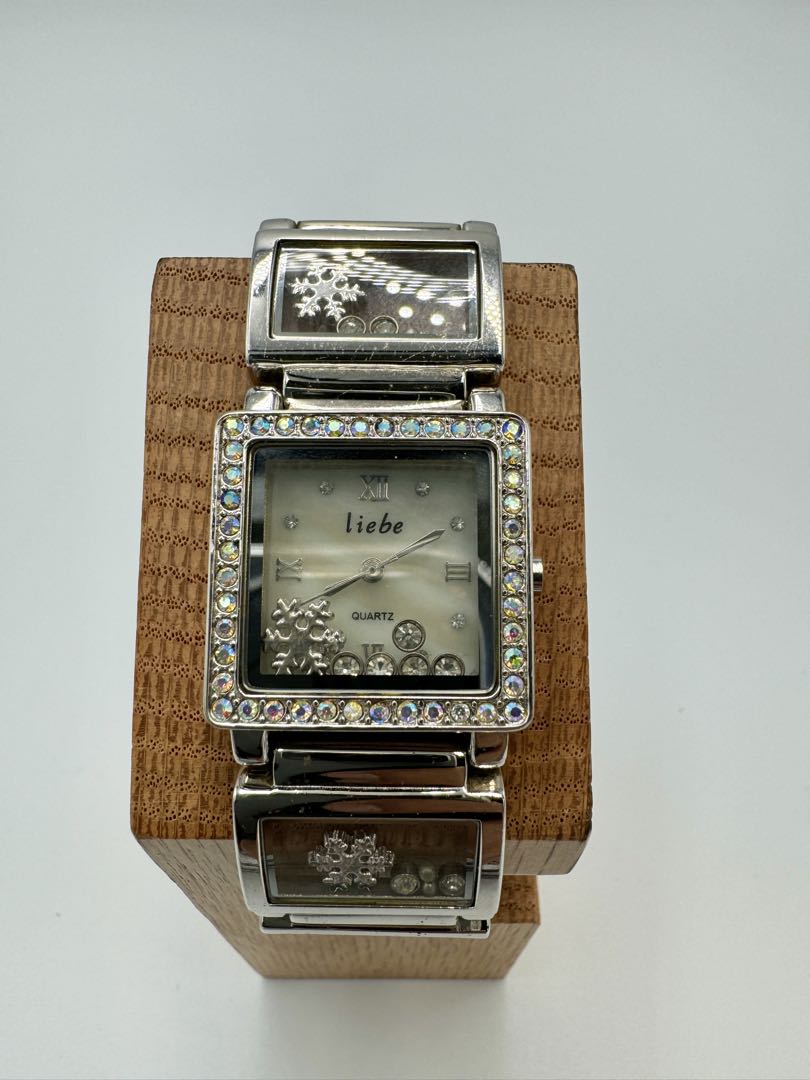 Liebe Analog Quartz Women Watch Snow