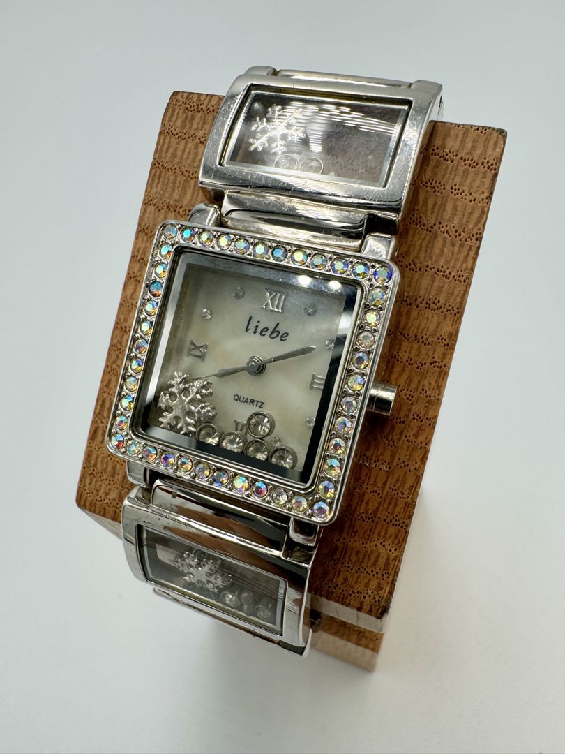 Liebe Analog Quartz Women Watch Snow