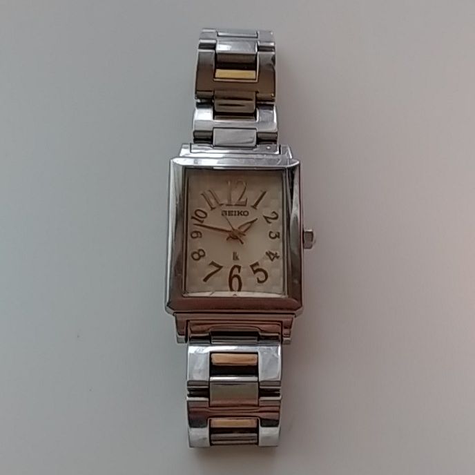 Seiko lk/lukia Analog Quartz Women