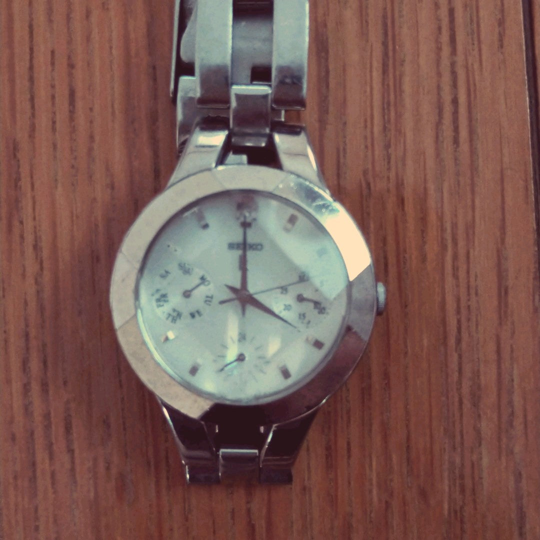 Seiko lk/lukia Analog Quartz Women