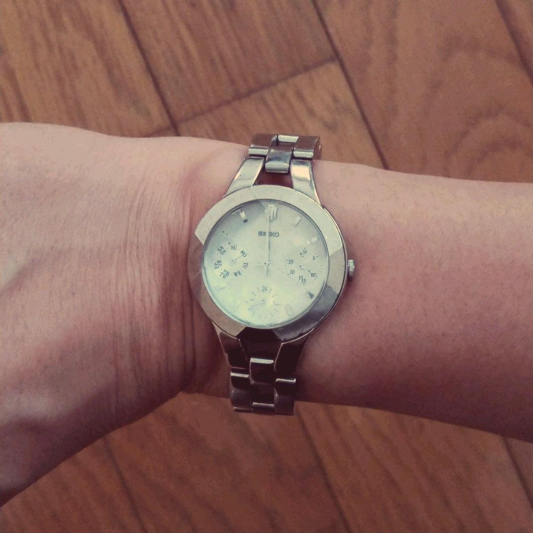 Seiko lk/lukia Analog Quartz Women
