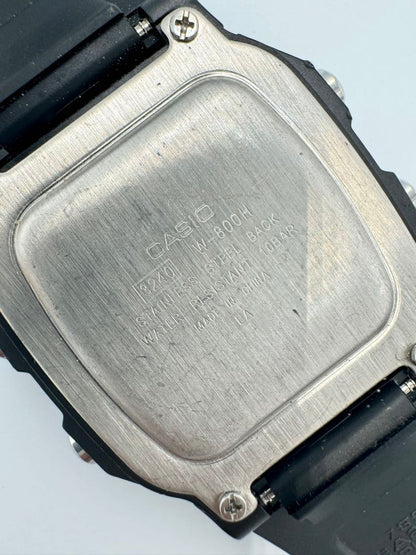 Casio W-800H 3224 Digital Quartz Unisex Adults Illuminator Wristwatch 100M Water Resistant