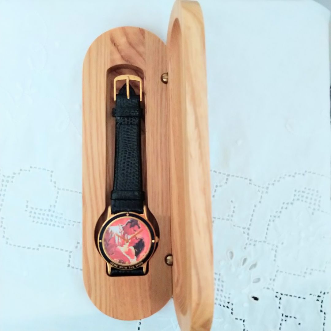Gone With The Wind Analog Quartz Women