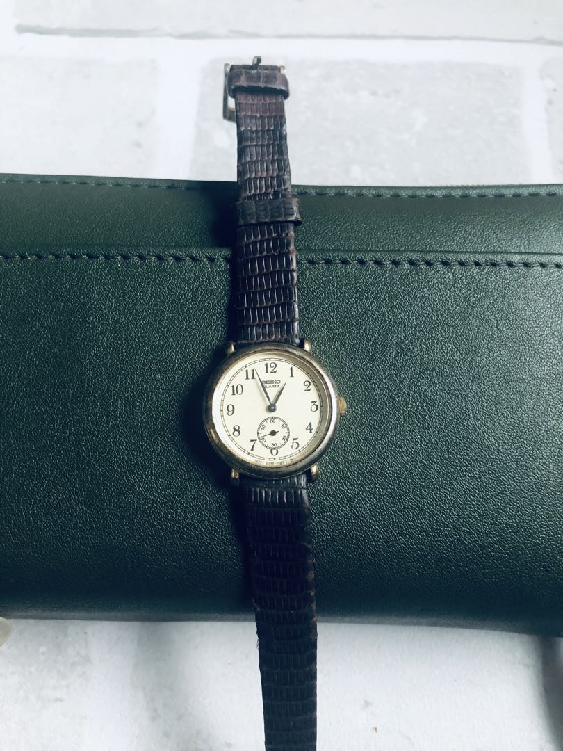 Seiko 2G38-0030 Analog Quartz Women