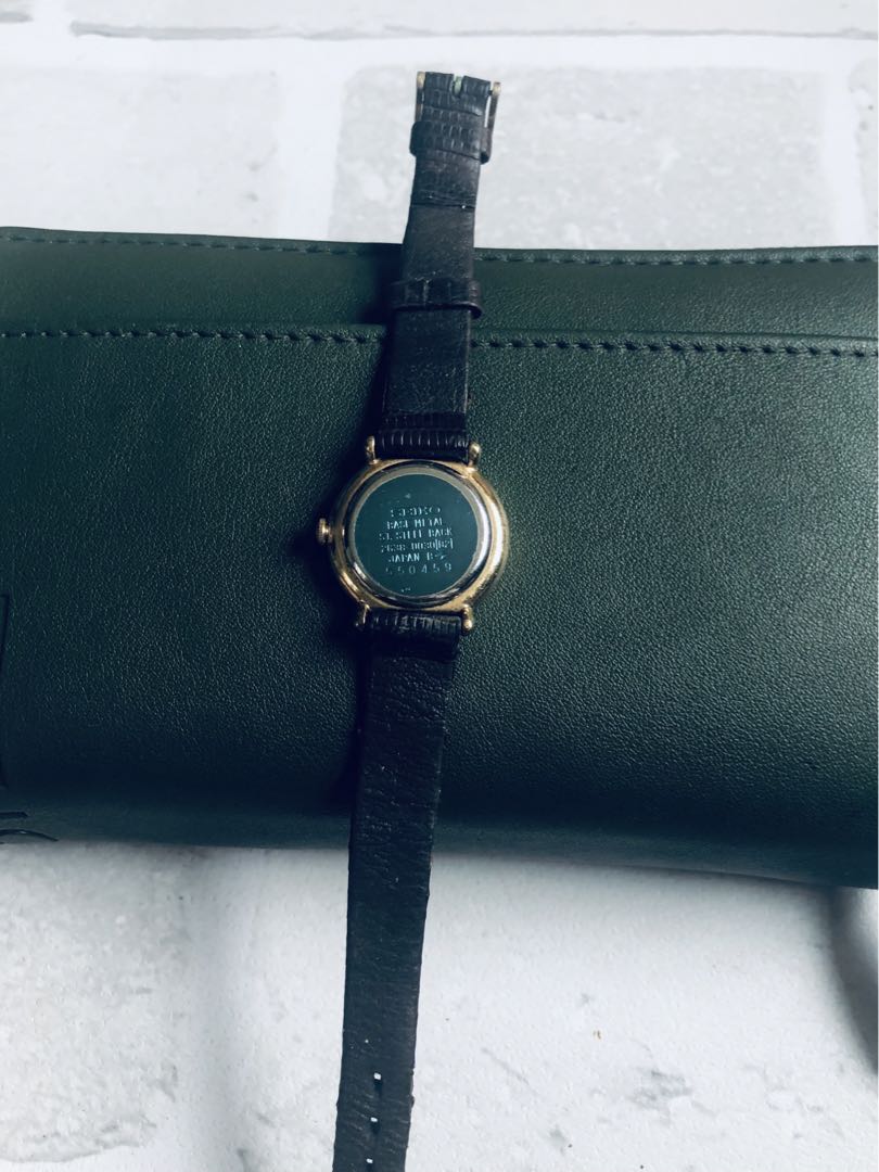 Seiko 2G38-0030 Analog Quartz Women
