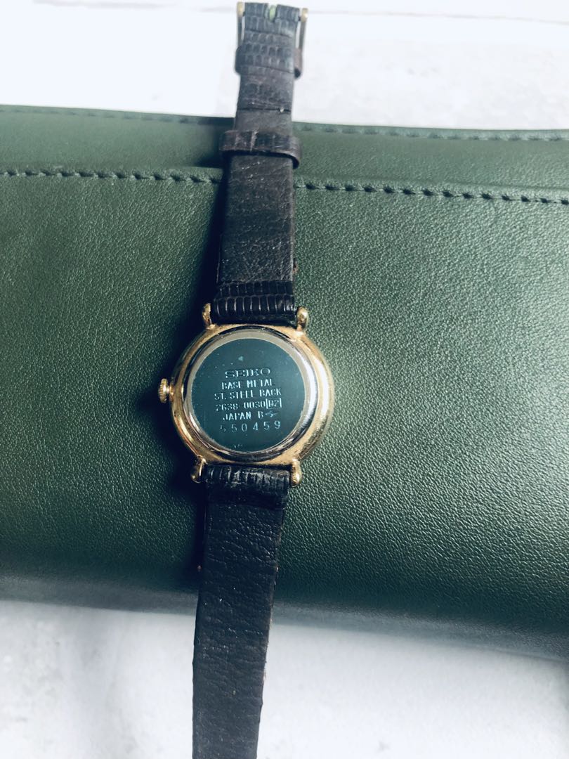 Seiko 2G38-0030 Analog Quartz Women