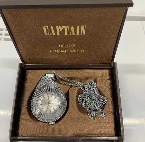 Captain Analog Quartz Women