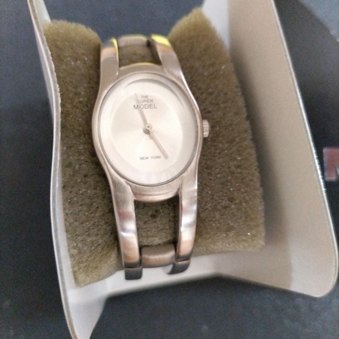 The Super Model New York Analog Quartz Women