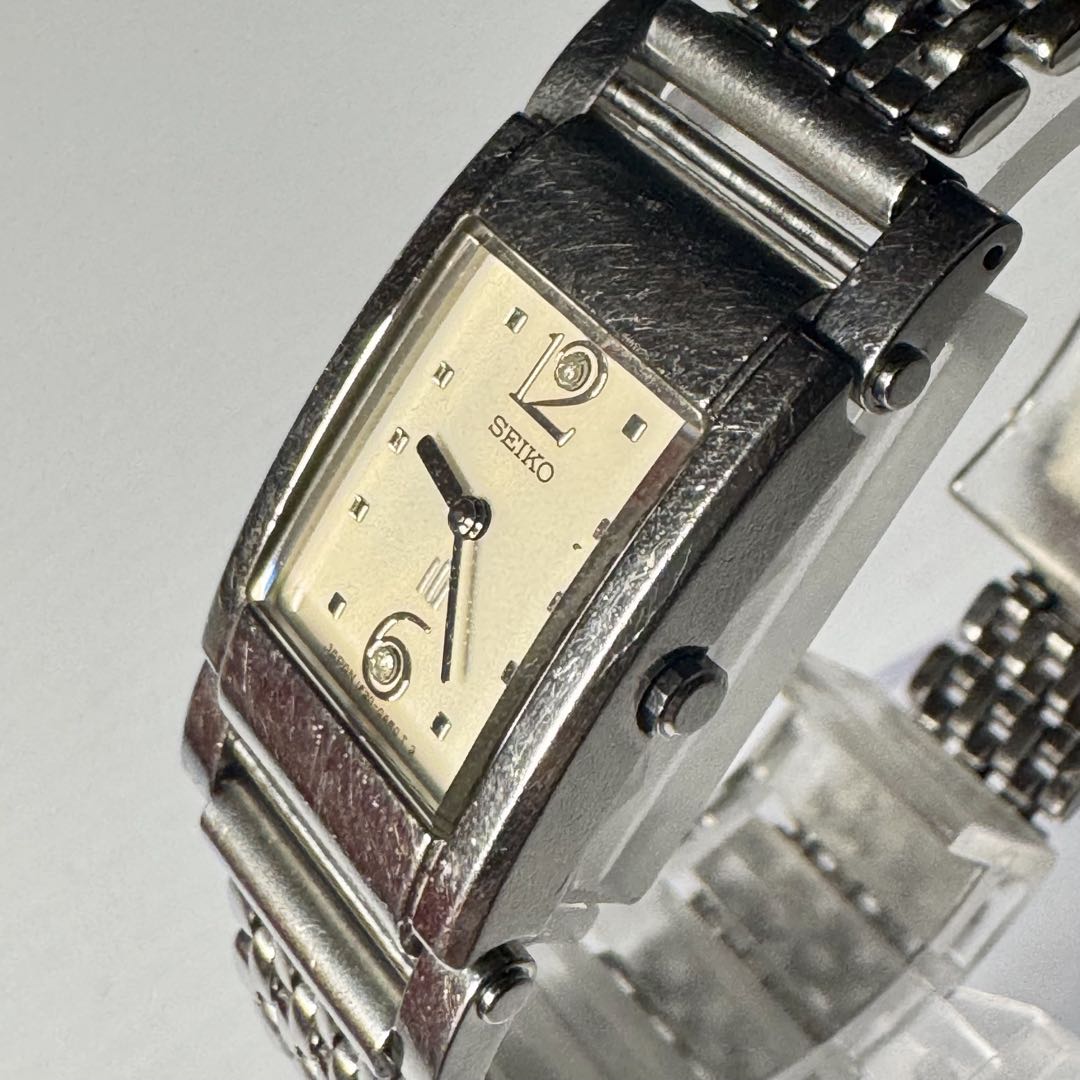 Seiko 1F20-0AM0 Analog Quartz Women