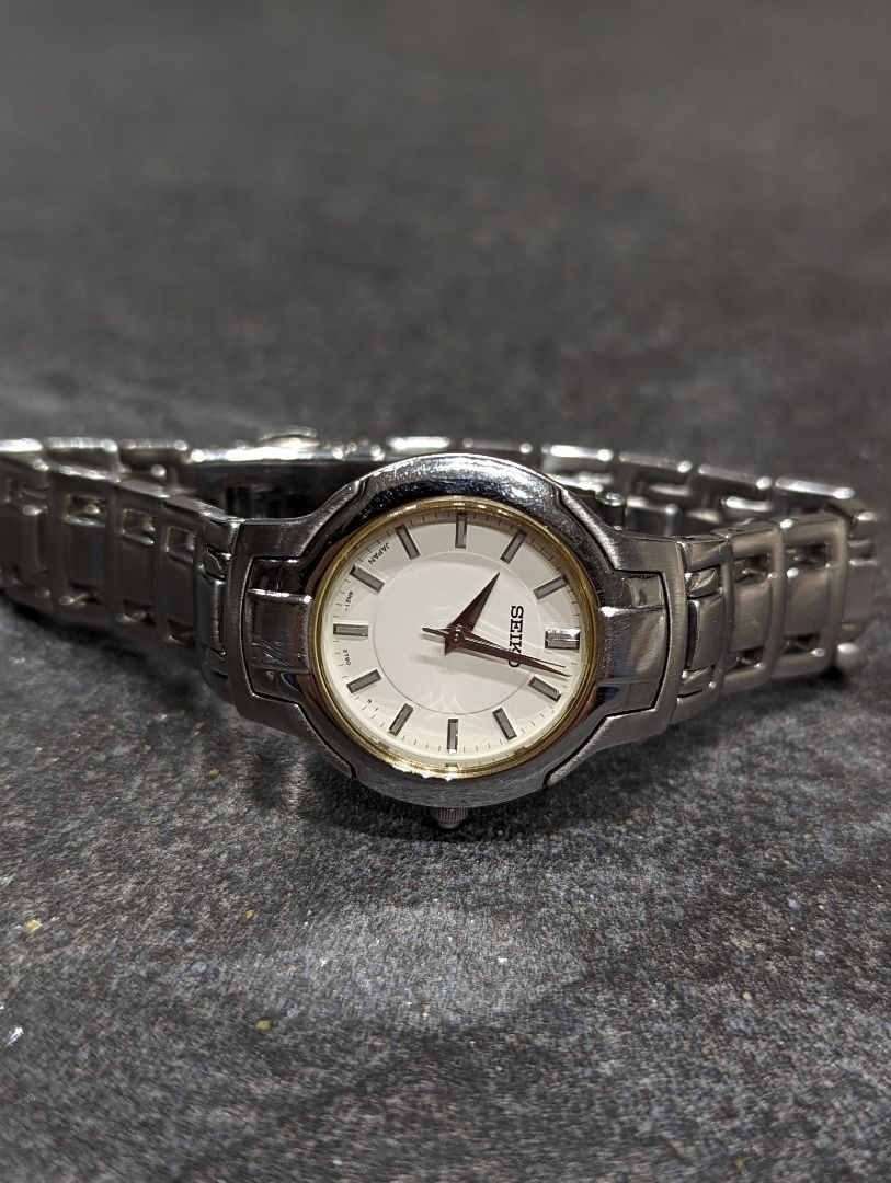 Seiko Analog Quartz Women Silver Tone Watch Battery Replaced