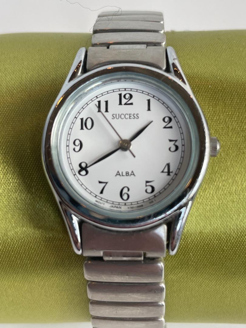 Seiko ALBA SUCCESS V701-1L70 Analog Quartz Women