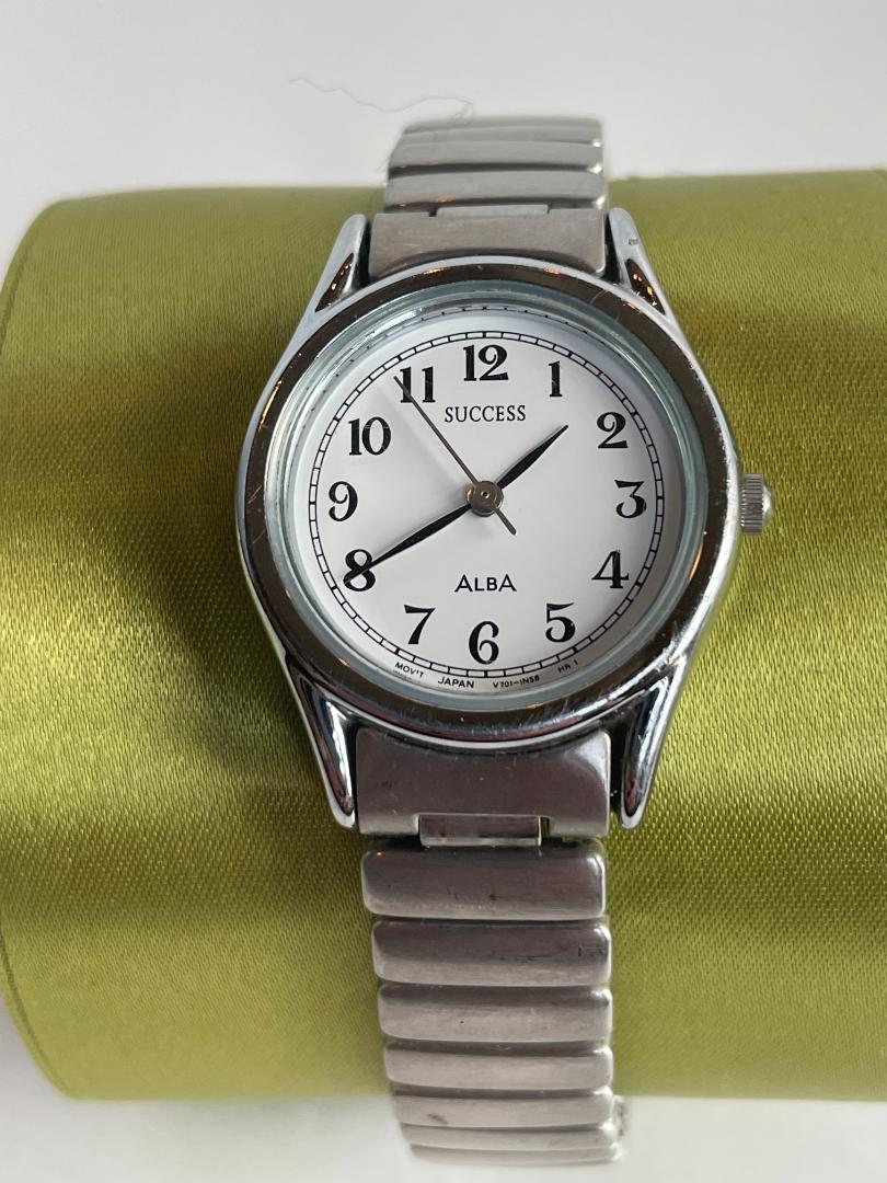 Seiko ALBA SUCCESS V701-1L70 Analog Quartz Women