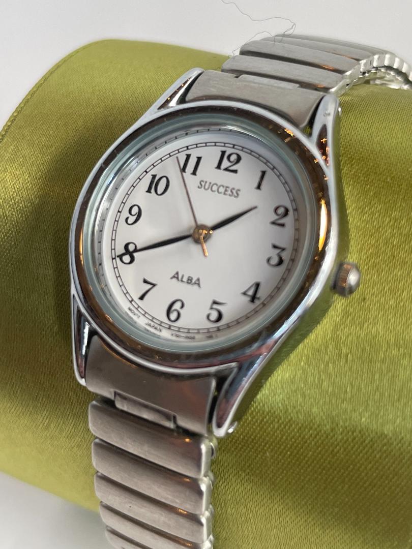 Seiko ALBA SUCCESS V701-1L70 Analog Quartz Women
