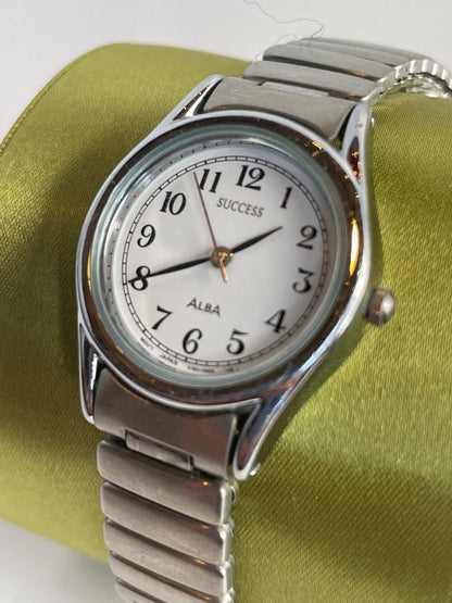 Seiko ALBA SUCCESS V701-1L70 Analog Quartz Women