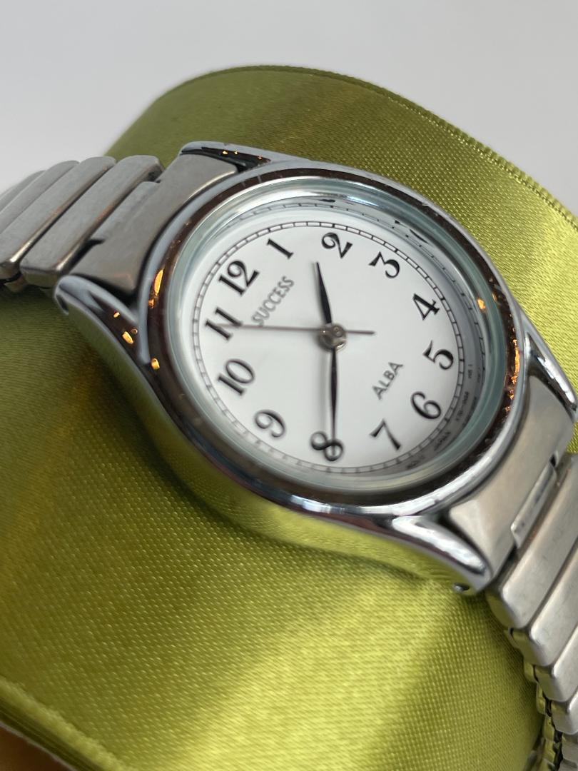 Seiko ALBA SUCCESS V701-1L70 Analog Quartz Women