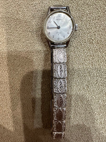 Seiko Special 1140-0100 Analog Mechanical (Manual) Women