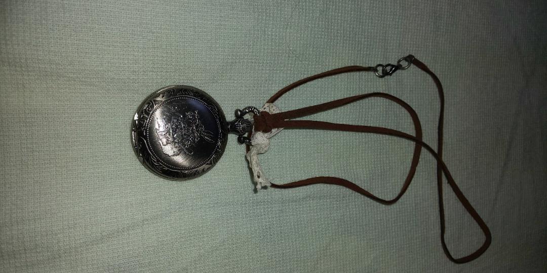 Alice in Wonderland Analog Quartz Women