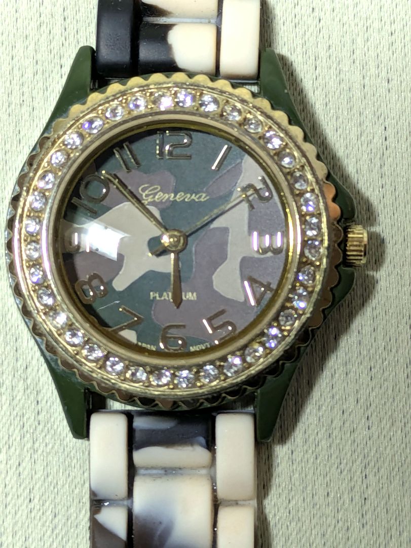 Geneva Platinum Analog Quartz Women ジュネーブプラチナ No 7805アーミーラインストーン稼働中