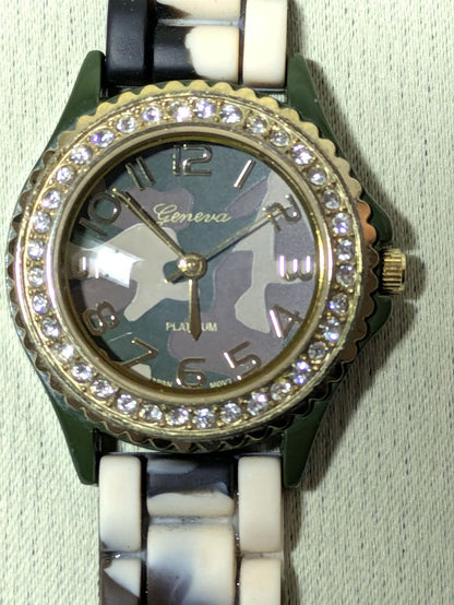 Geneva Platinum Analog Quartz Women ジュネーブプラチナ No 7805アーミーラインストーン稼働中