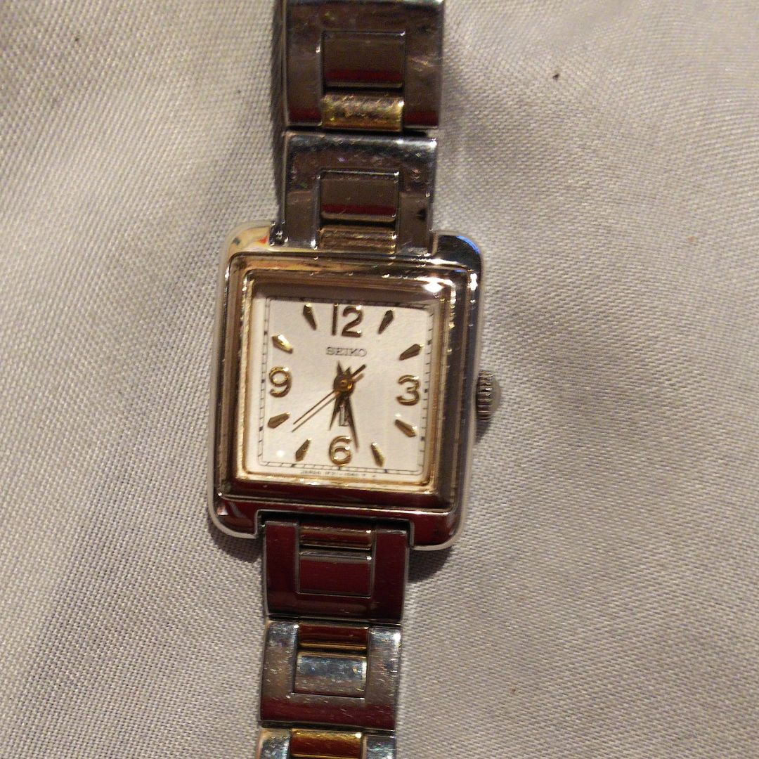 Seiko lk/lukia 1F21-5C40 Analog Quartz Women