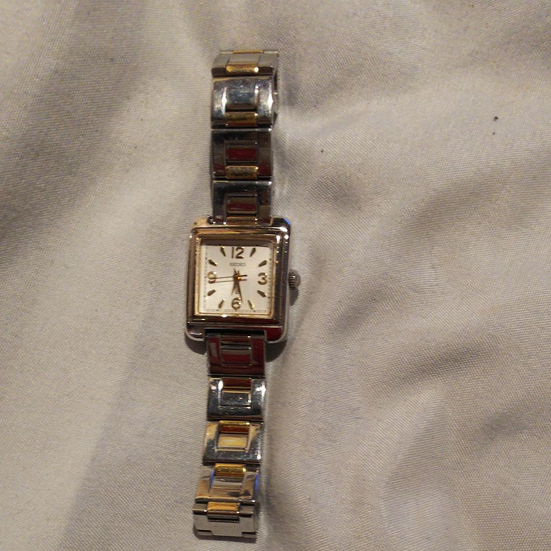 Seiko lk/lukia 1F21-5C40 Analog Quartz Women