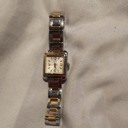Seiko lk/lukia 1F21-5C40 Analog Quartz Women