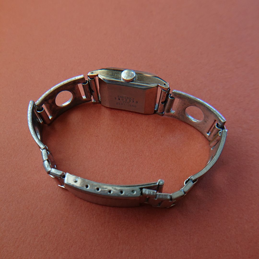 Seiko Diashock diashock 2107-3104 Analog Mechanical (Manual) Women