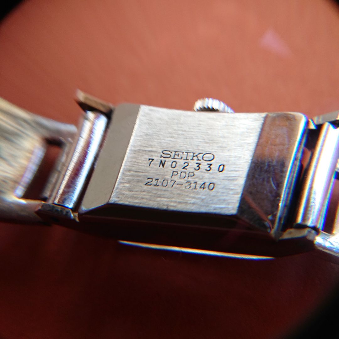 Seiko Diashock diashock 2107-3104 Analog Mechanical (Manual) Women