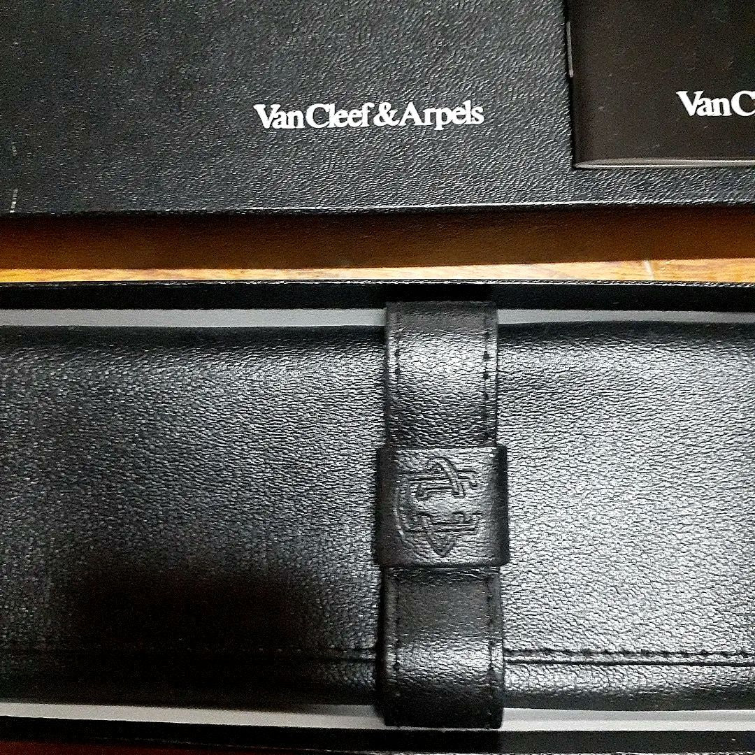 Van Cleef And Arpels Analog Quartz Women