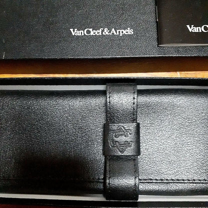 Van Cleef And Arpels Analog Quartz Women