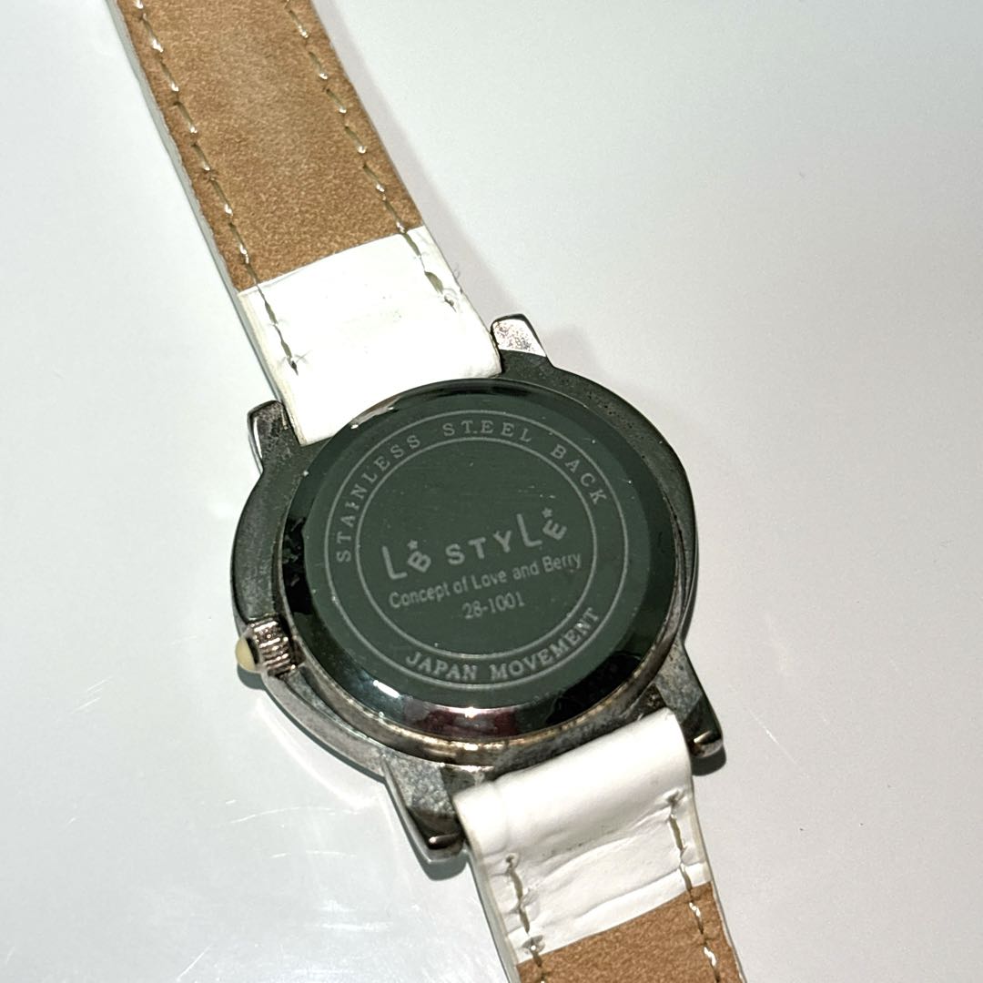Stylish Witch Love and Berry Analog Quartz Women