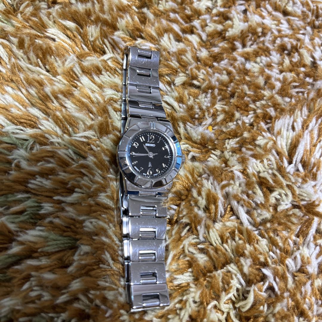 Seiko lk/lukia Analog Quartz Women