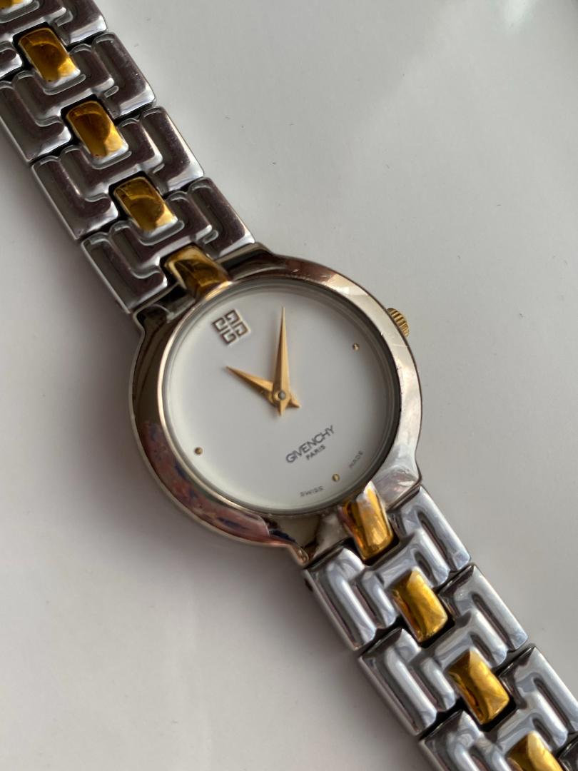 Givenchy Analog Quartz Women