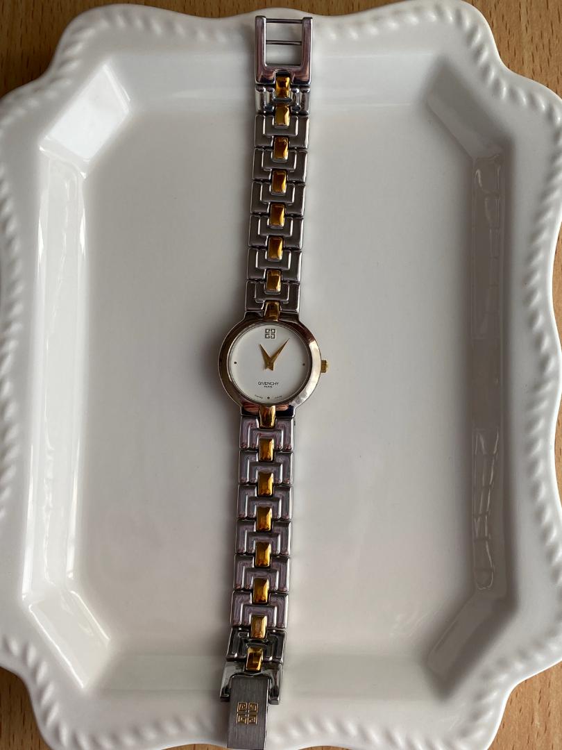 Givenchy Analog Quartz Women
