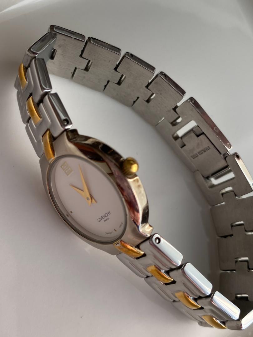 Givenchy Analog Quartz Women