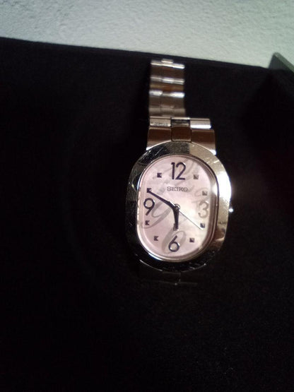 Seiko lk/lukia 1F21-0AZ0 Analog Quartz Women