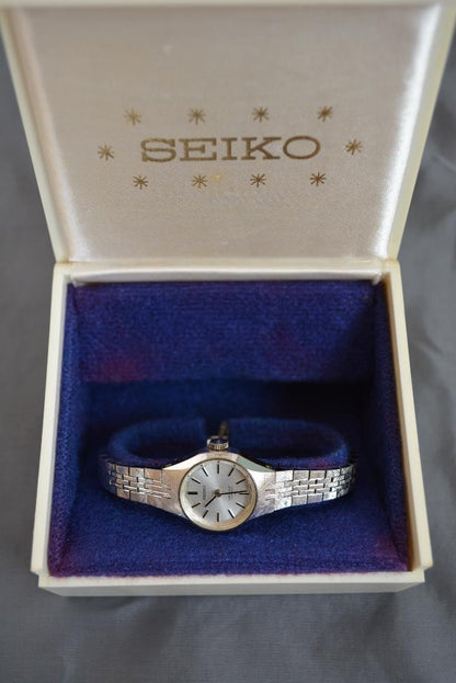 Seiko Five 1140-0220 Analog Mechanical (Manual) Women