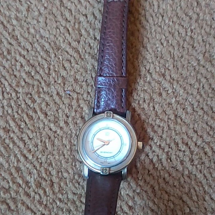 Givenchy Analog Quartz Women