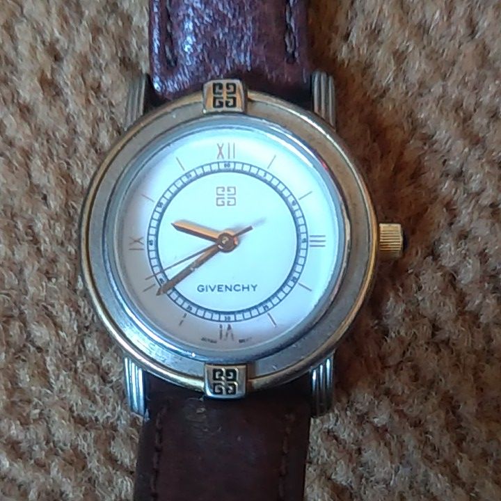 Givenchy Analog Quartz Women