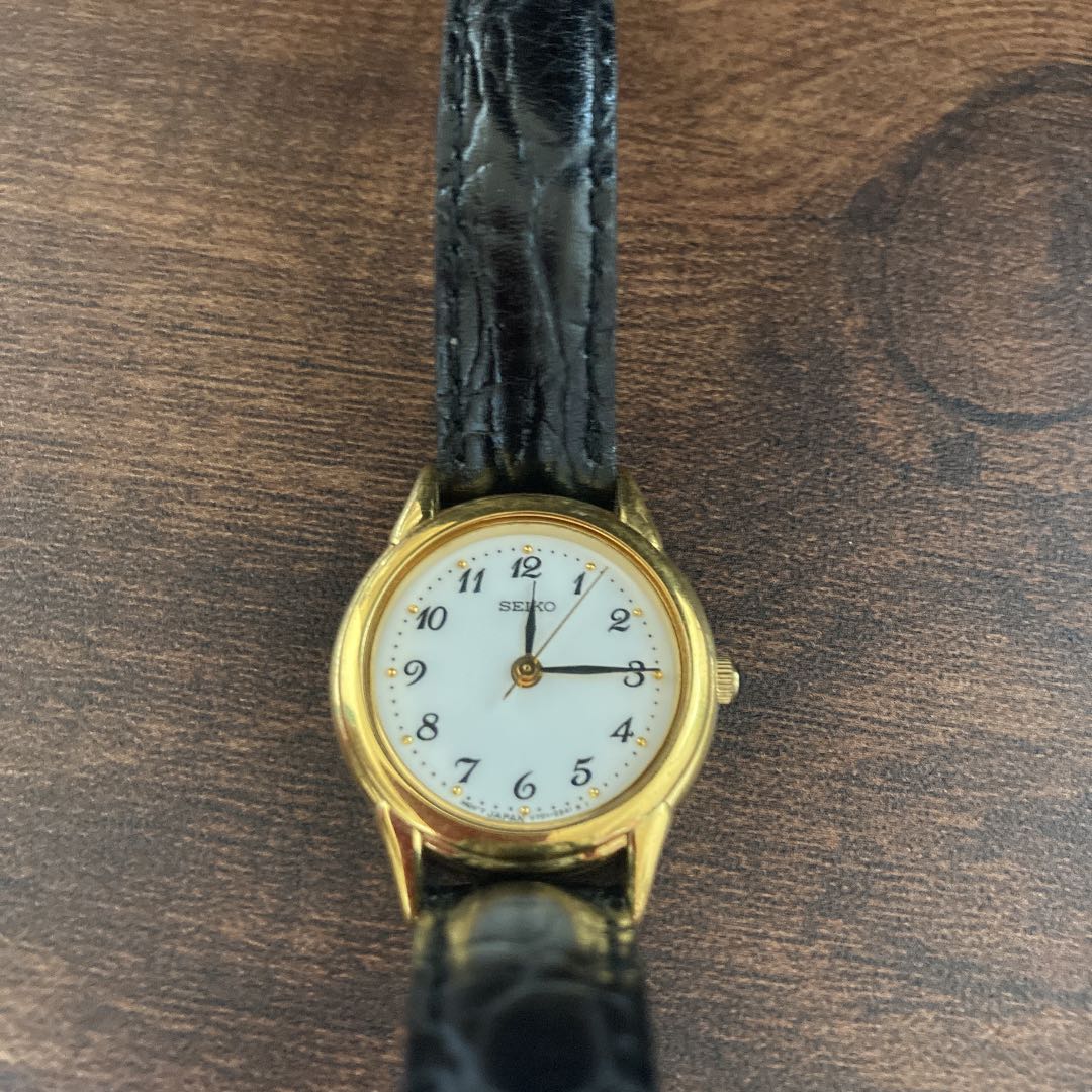 Seiko V701-1930 Analog Quartz Women